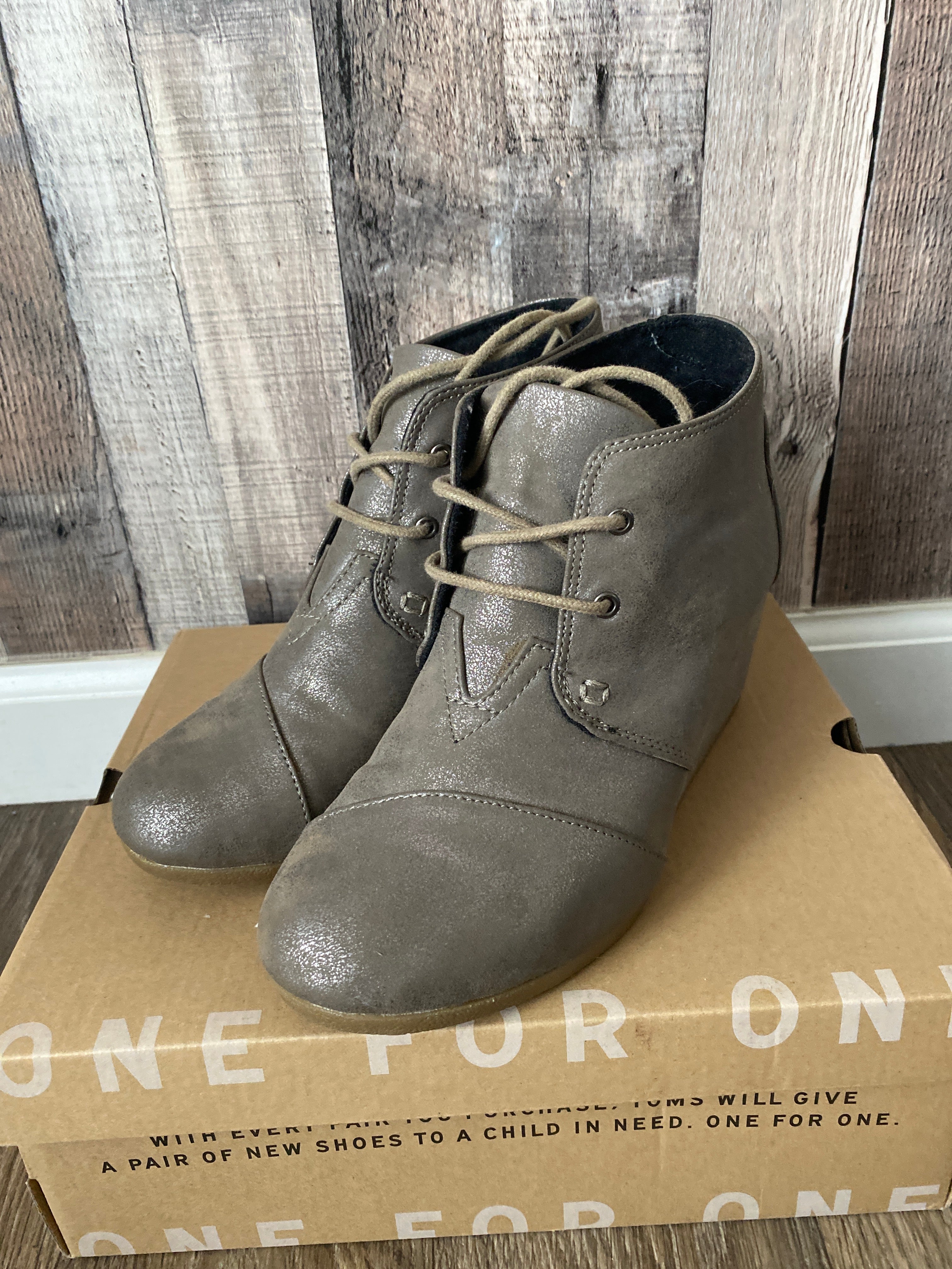 Toms Size 8.5 Shoes