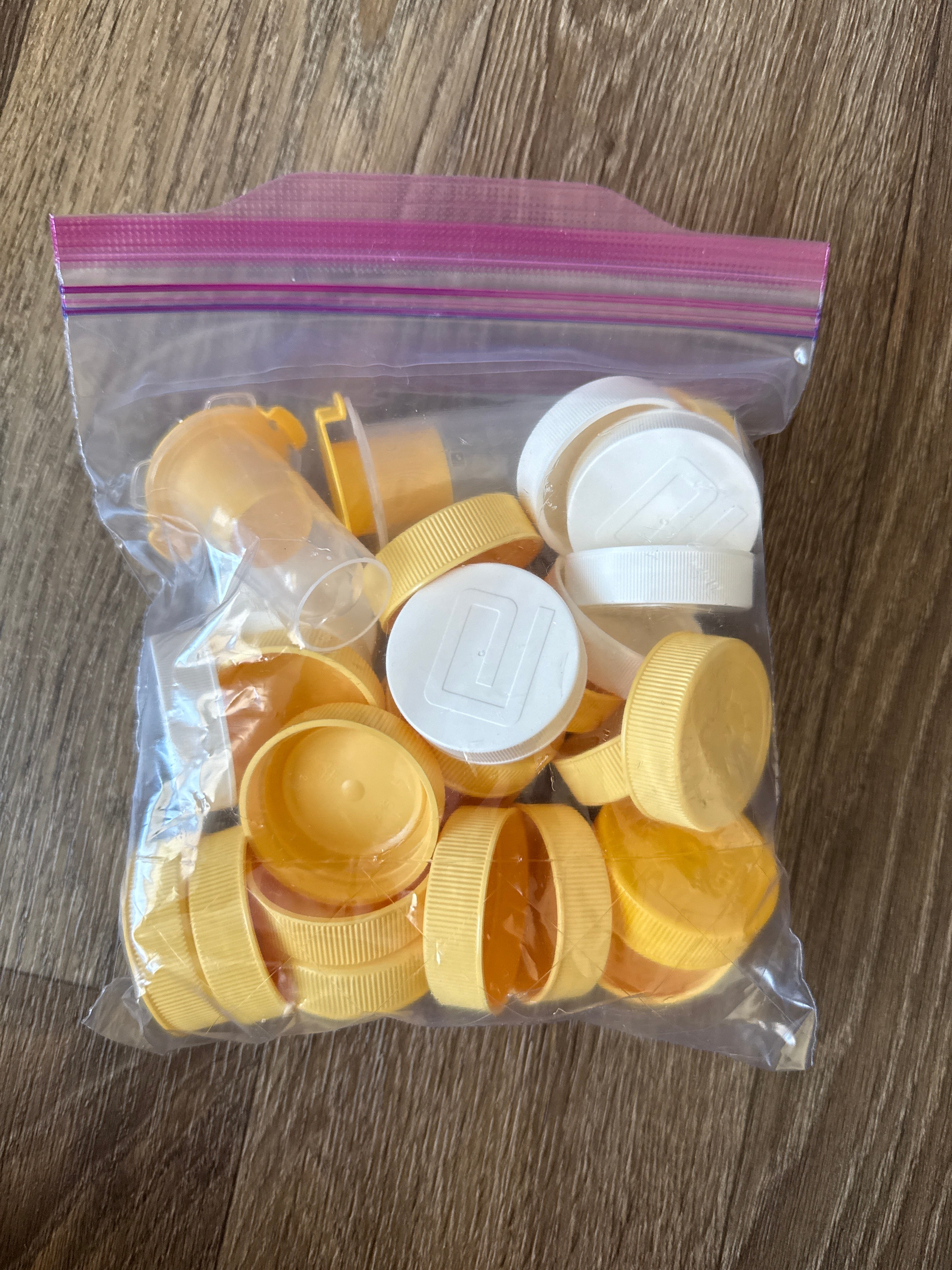 Medela milk storage with lids