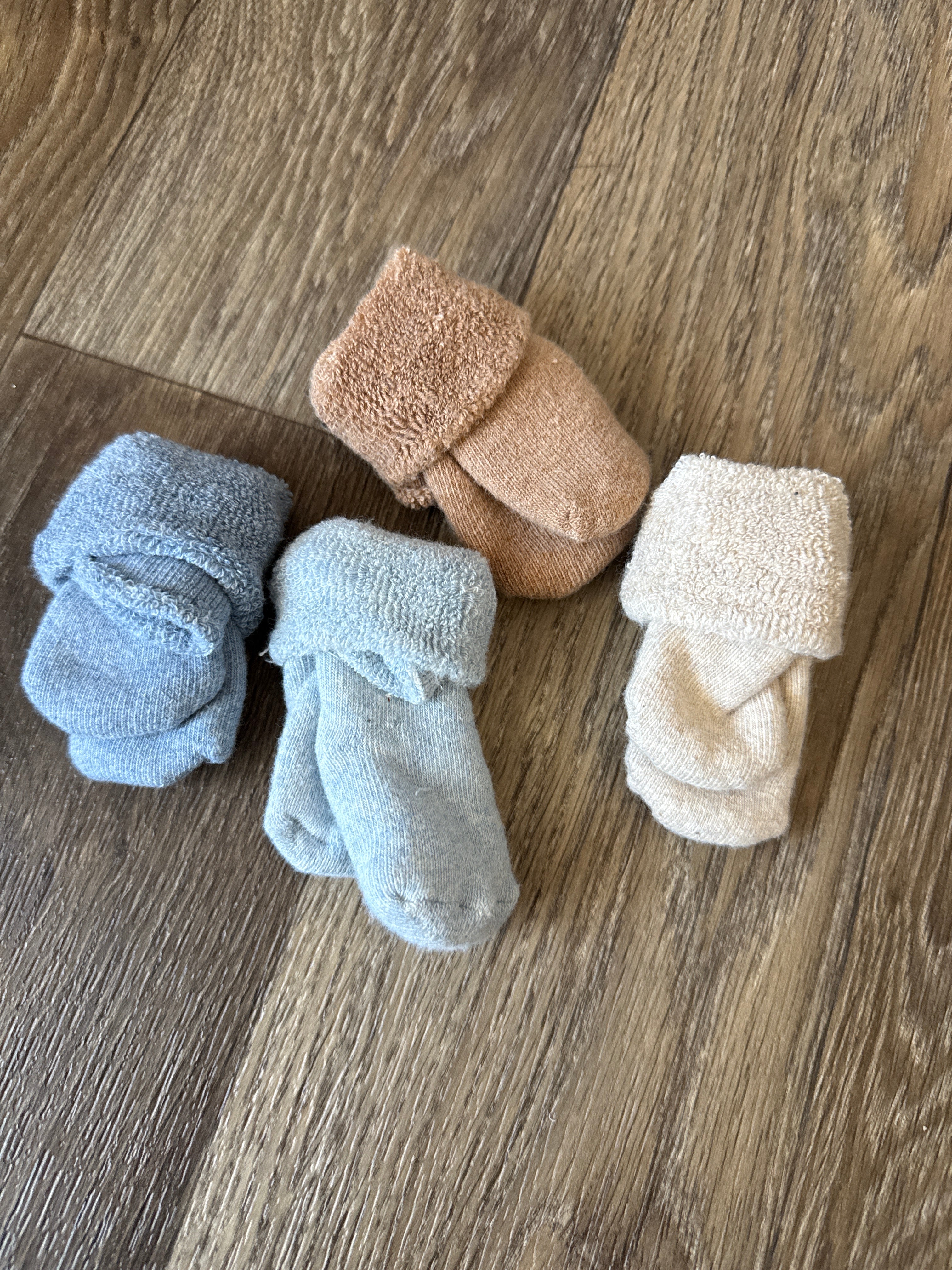 4 pairs of infant socks